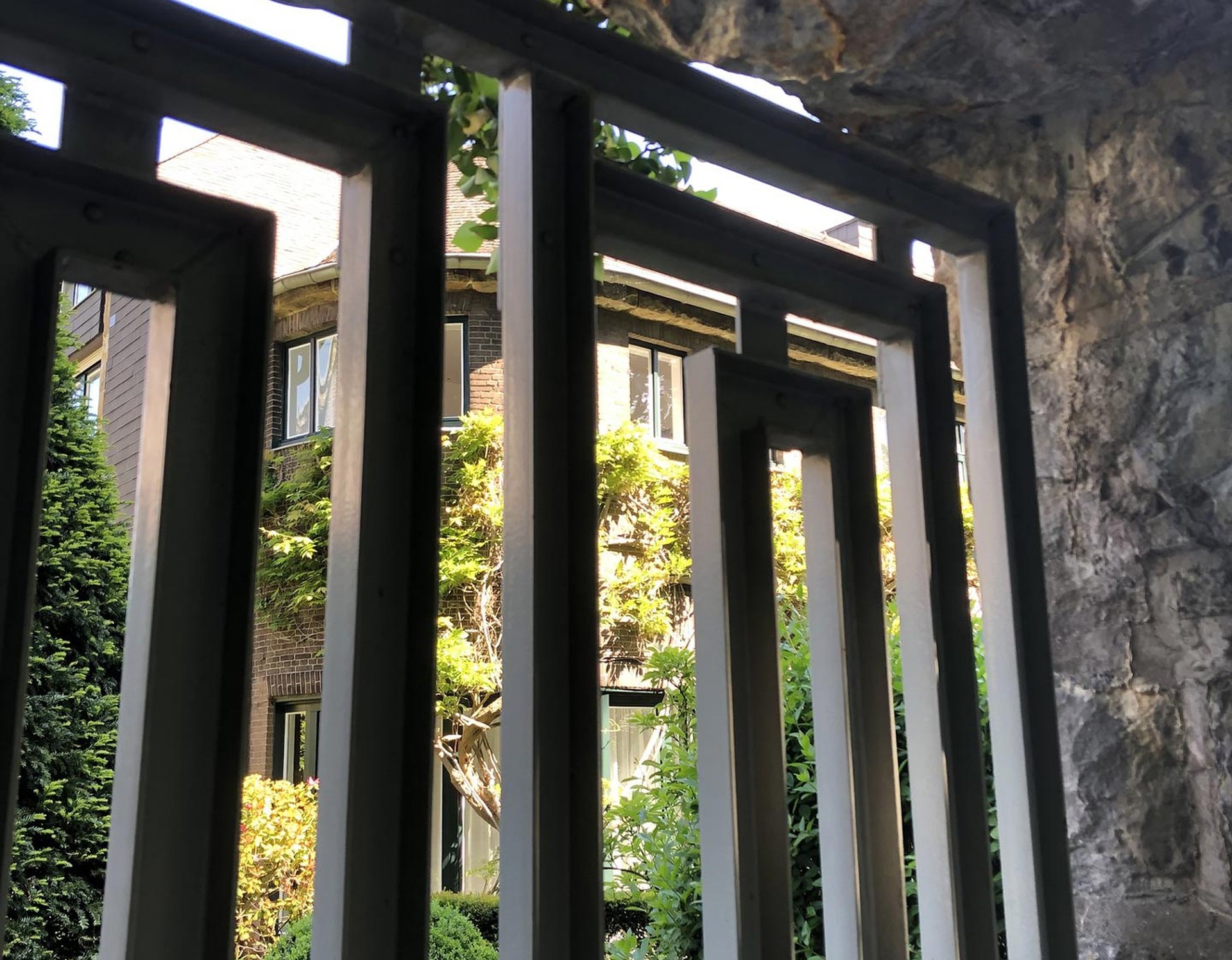 Blick durch Gitter auf die Villa Hohenhof.