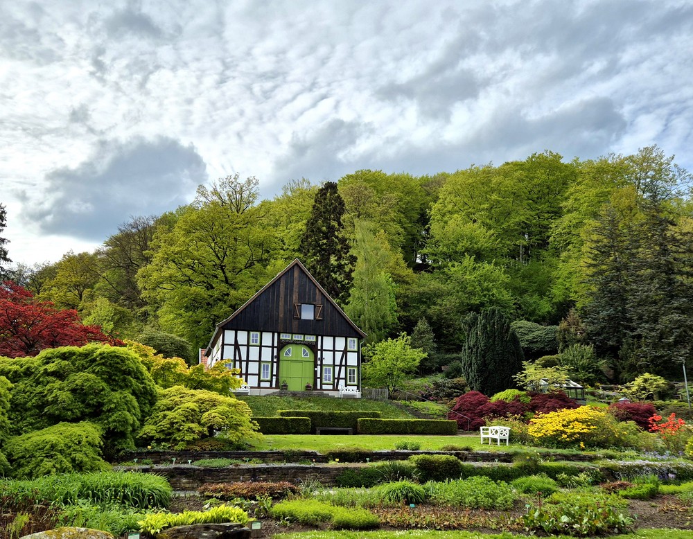 Blick auf das zentral gelegene Bauernhaus des Botanischen Gartens Bielefeld.