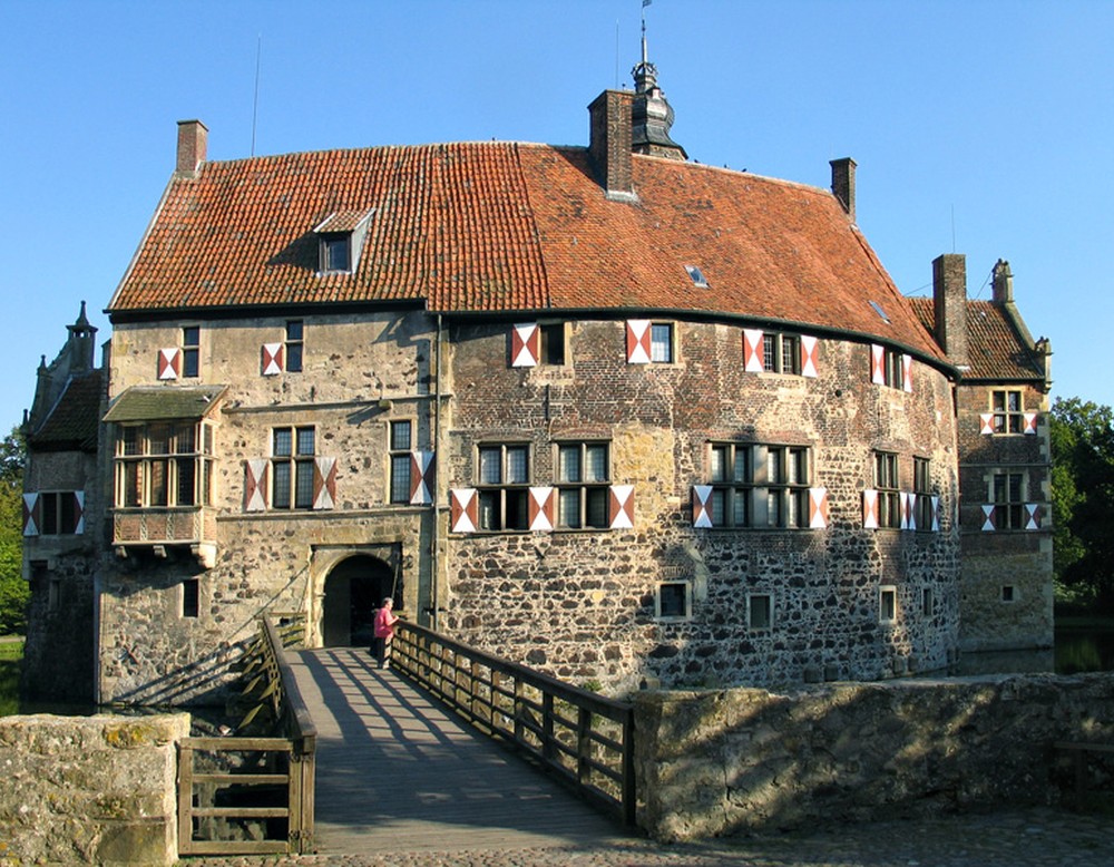 Blick auf die Hauptburg Vischering in Lüdinghausen. Zu ihr führt eine Brücke vom Innenhof der Vorburg über den Wassergraben, der die Burg umgibt.