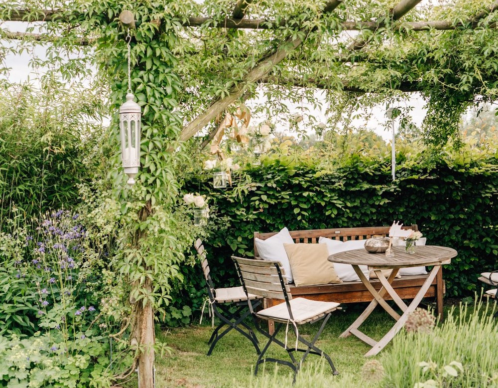 Privatgarten Anne und Jost  von Papen, Sitzgruppe im Garten unter Pergolen