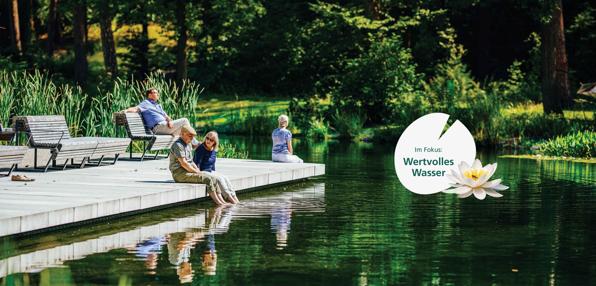 "Tage der Gärten und Parks in Westfale-Lippe" Parkbesucher:innen auf Steg am Wasser
