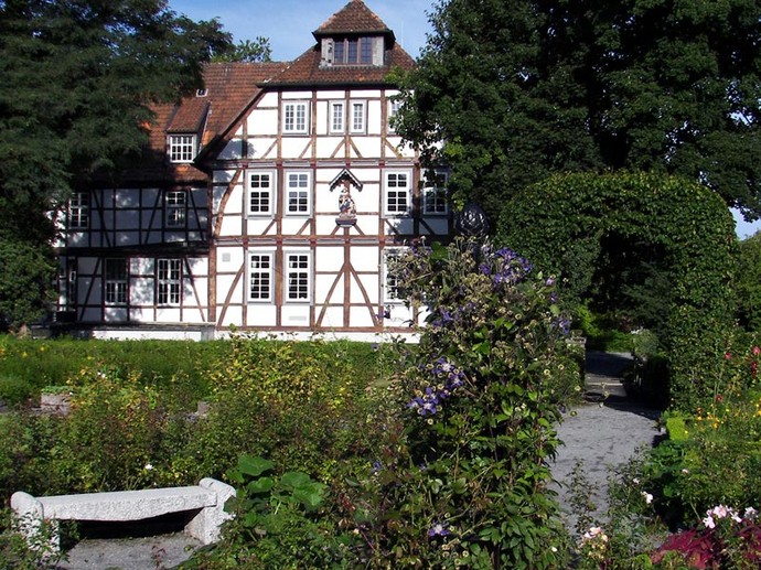 Die Südostfassade des Mallinckrodthofs in Borchen. An der Wand befindet sich eine Marienfigur mit Kind.
