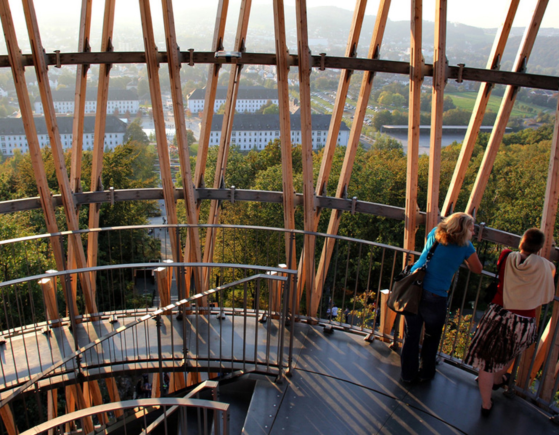 Zwei Besucher:innen genießen die Aussicht über den Sauerlandpark und Hemer vom Jübergturm.