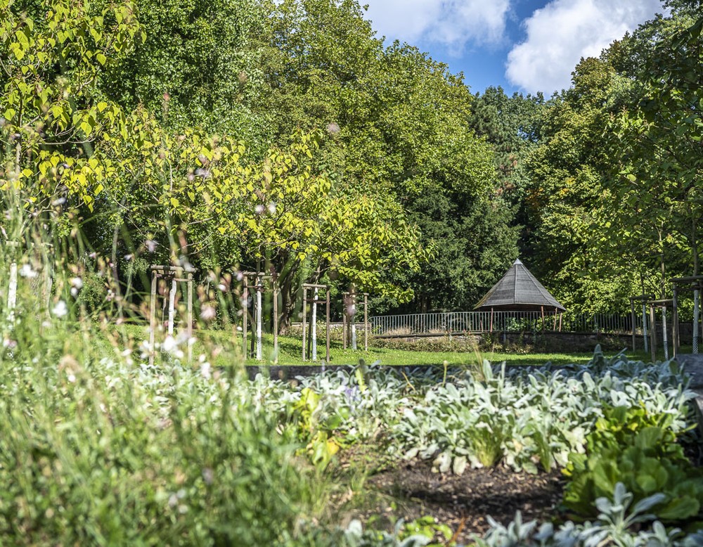 Revierpark Gysenberg in Herne, Schutzhütte, Bäume und Blumen