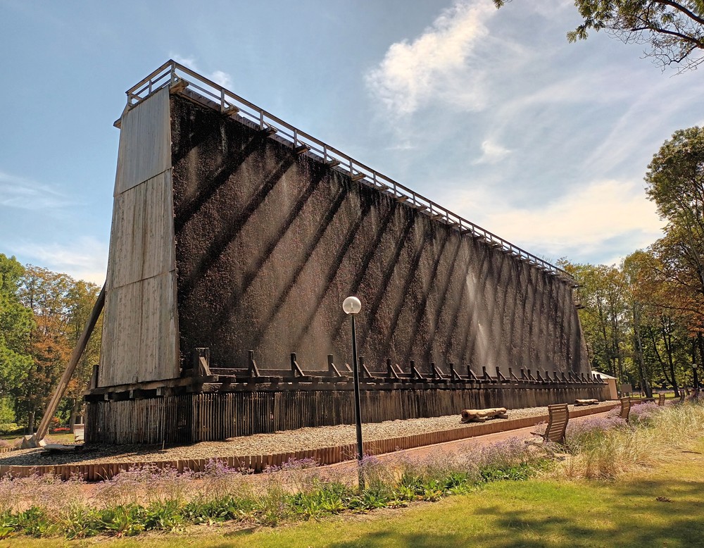 Am Gradierwerk II des Kurparks.