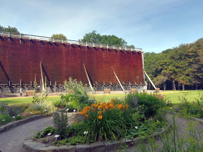 Begehbare Kräuterspirale am kleinen Gradierwerk im Kurpark Erwitte-Bad Westernkotten.