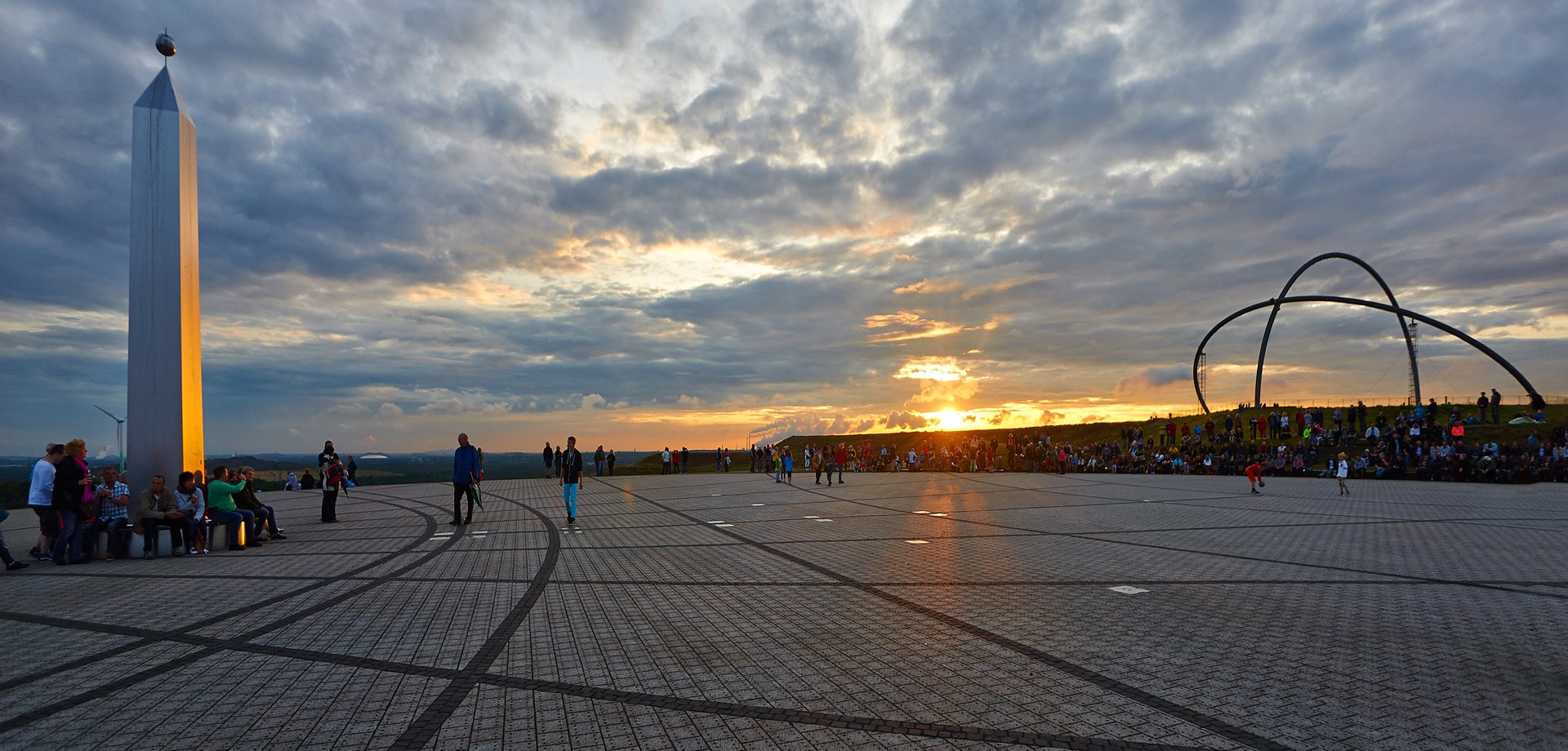 Der Obelisk und das Horizont-Observatorium im Hintergrund auf der Halde Hoheward bei Sonnenuntergang.