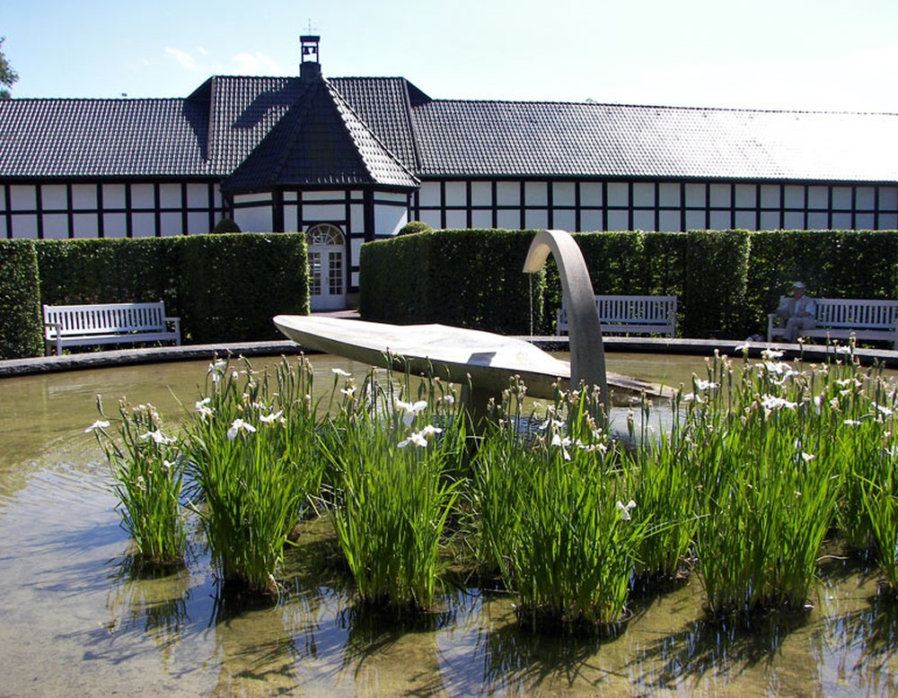 Wassermobile im Heckengarten des Gräflichen Parks in Bad Driburg. Im Hintergrund sind die Brunnenarkaden zu sehen.