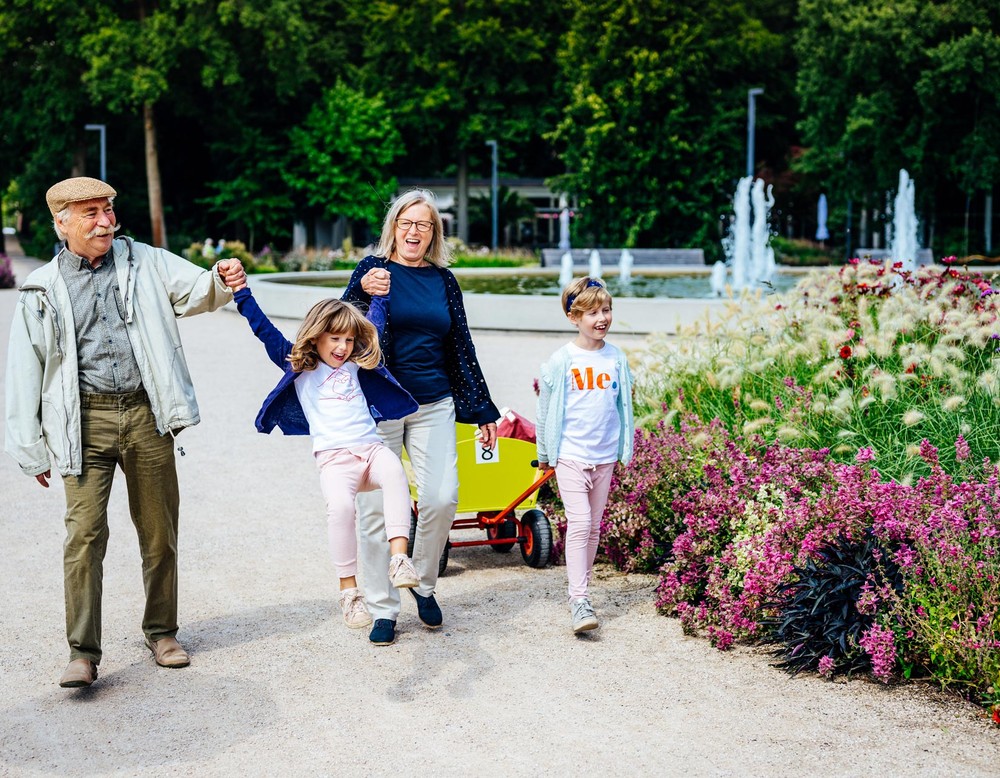 Ein älteres Paar besucht bei einem Familienausflug mit seinen Enkelkindern den Gartenschaupark Bad Lippspringe.