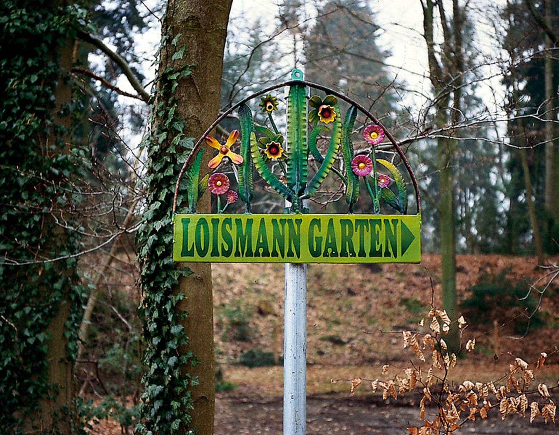 Ein Wegschild weist den Weg zum Garten Loismann in Ibbenbüren.