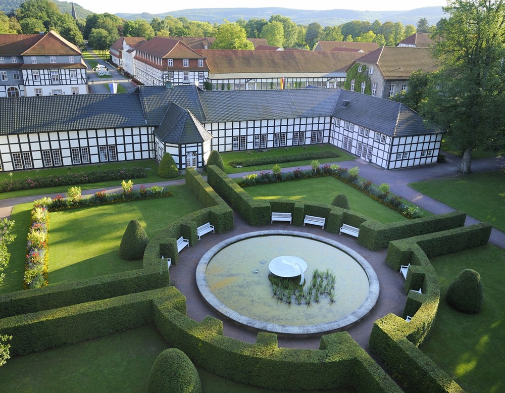 Luftaufnahme des Gräflichen Parks Bad Driburg mit Blick auf das Wassermobile im Heckengarten sowie auf die Brunnenarkaden.