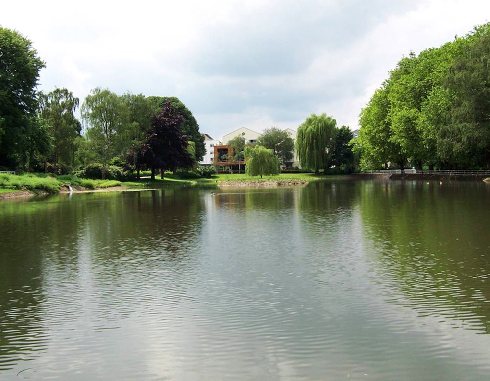 Blick über den großen Gondelteich im Stdatgarten Castrop-Rauxel.