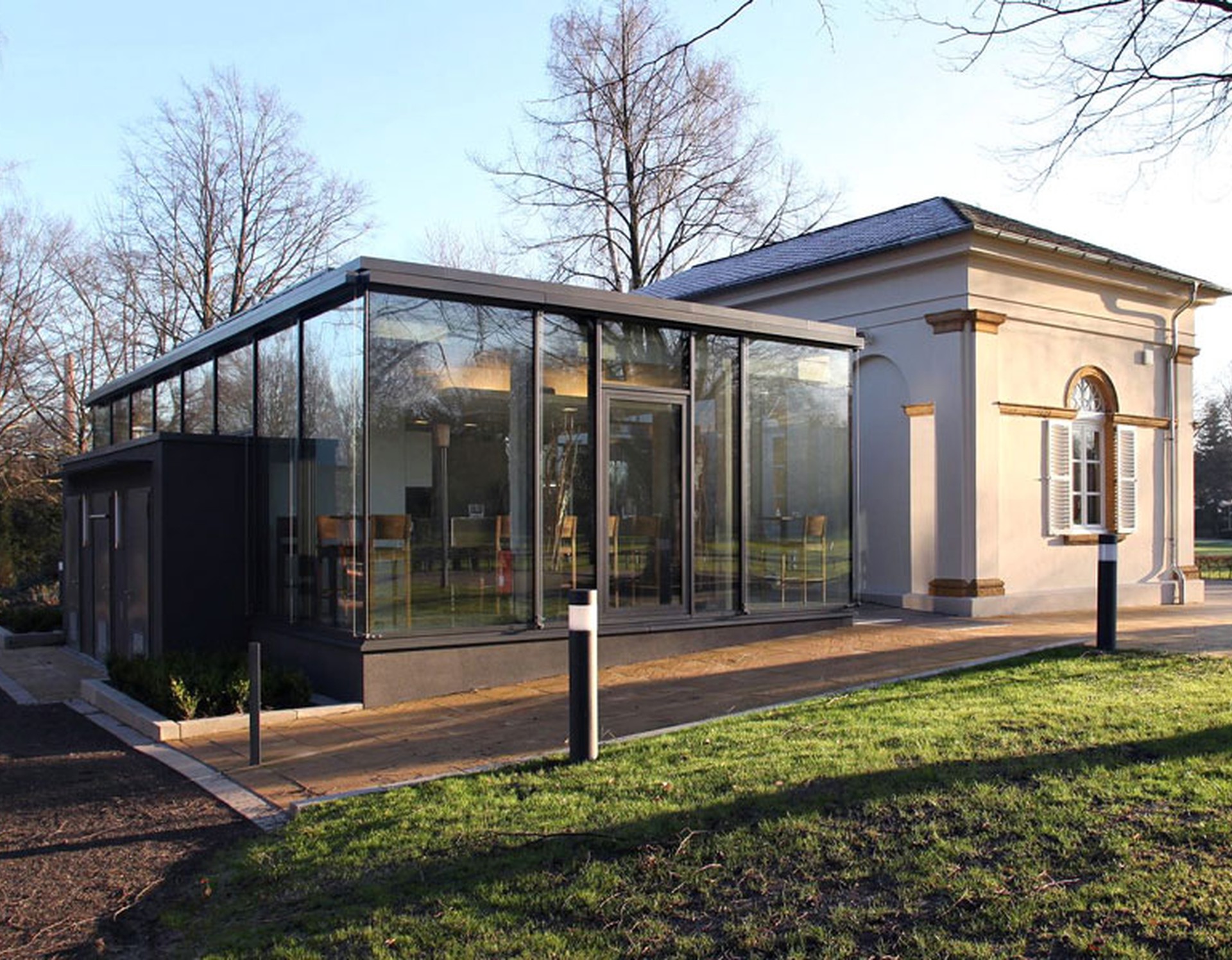 Rückseite des Gartenhauses, das auch Schinkel-Pavillon genannt. Zu sehen ist der gläserne Anbau.