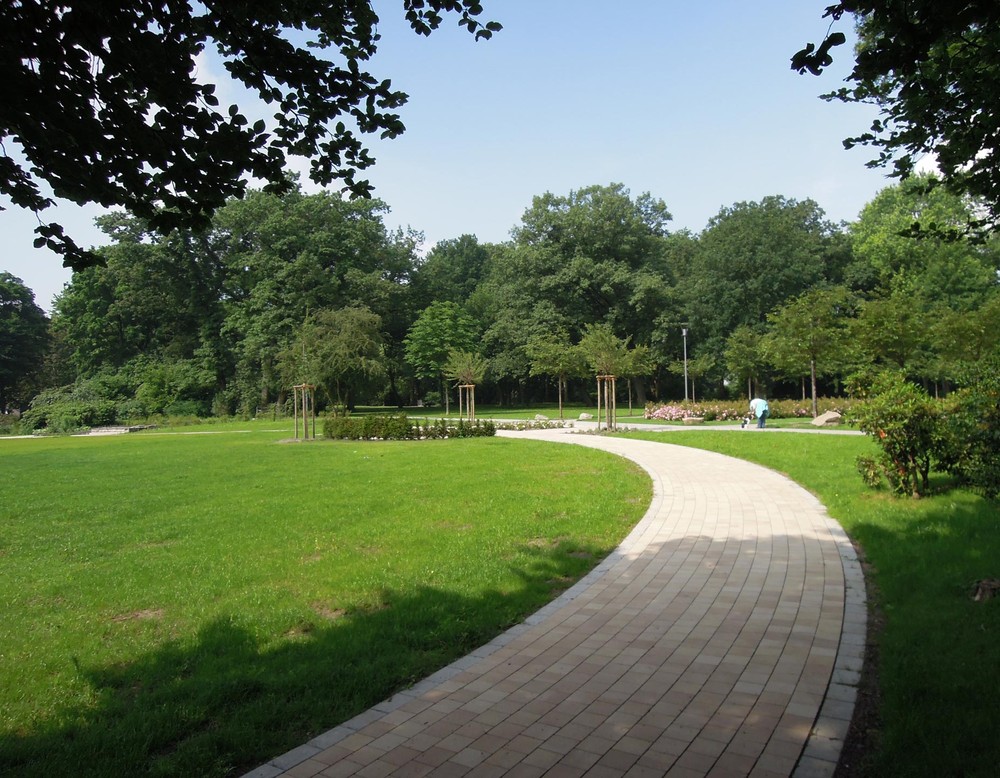 Einer der zahlreichen Wege, die durch den Stadtgarten Herne führen.