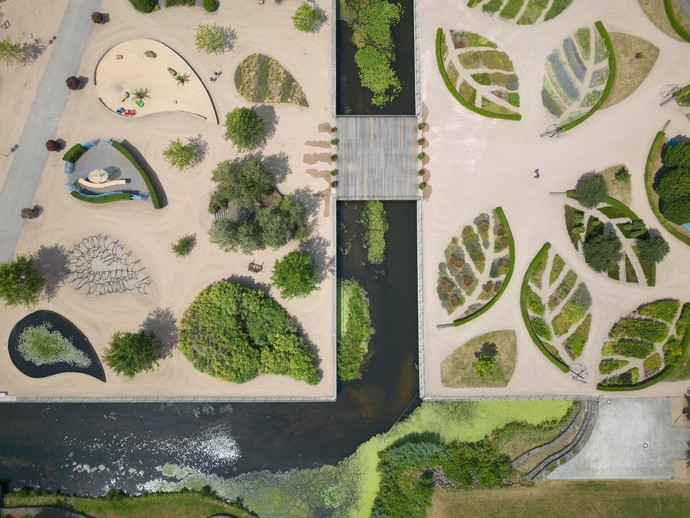 Ein künstlerisch gestalteter Gartenbereich im Inselpark Gronau.