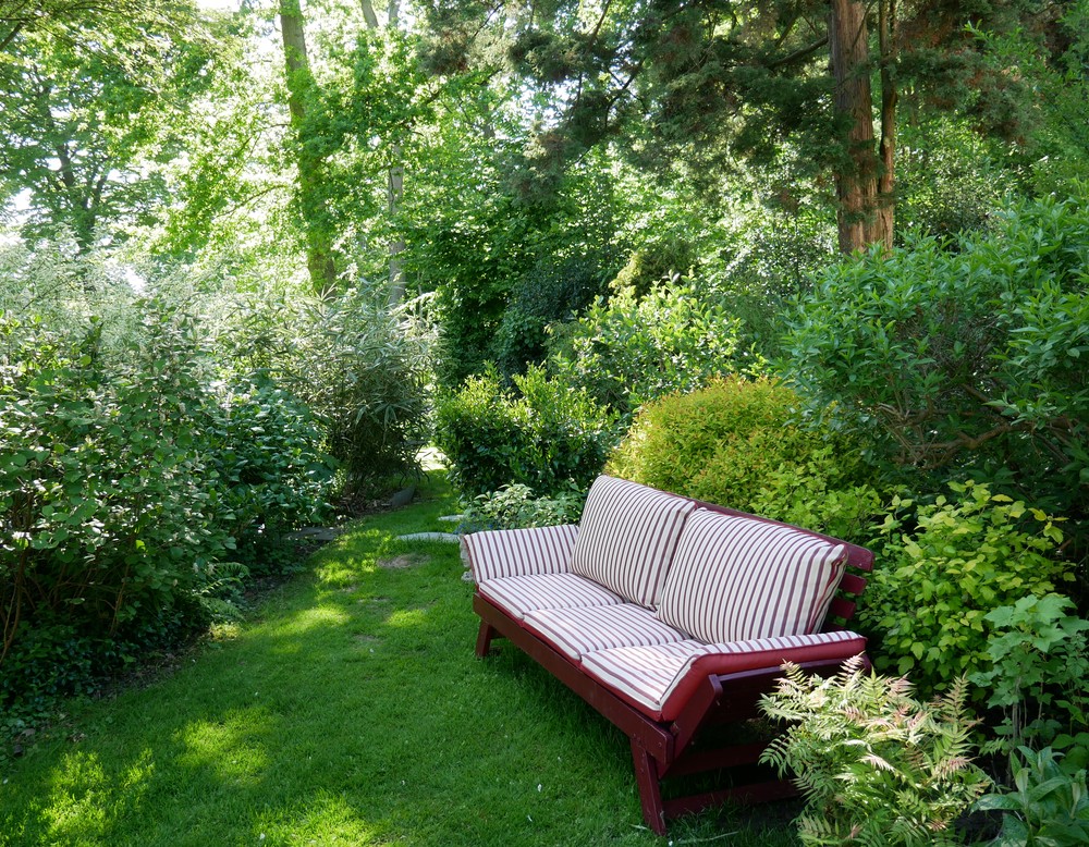 Essen, Garten am Nachtigallental, Loungemöbel auf Rasen im Garten