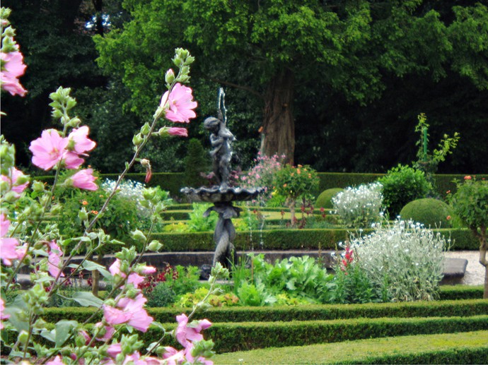 Brunnen im Busquett des Parks.