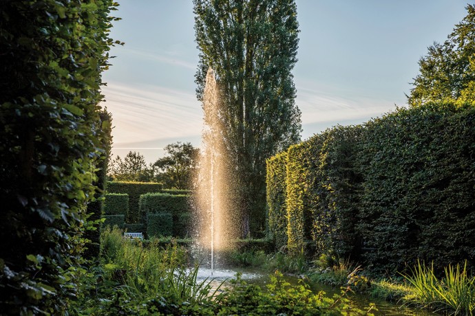 Wasserfontäne / Wiese im Botanischen Garten Gütersloh.