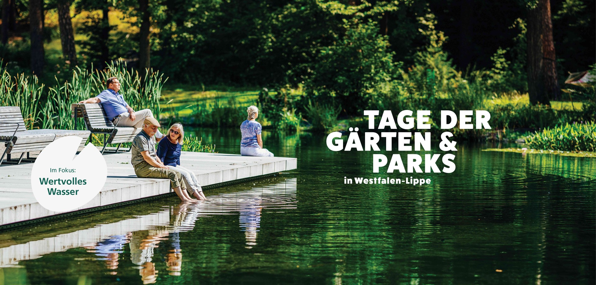 "Tage der Gärten und Parks in Westfale-Lippe" Parkbesucher:innen auf Steg am Wasser