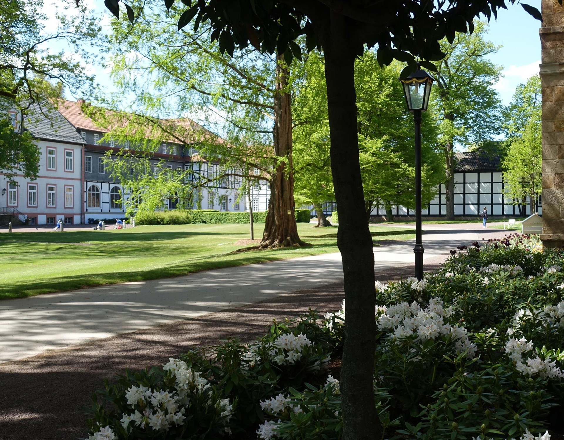 Blick auf verschiedene Gebäude der Anlage des Gräflichen Parks in Bad Driburg.