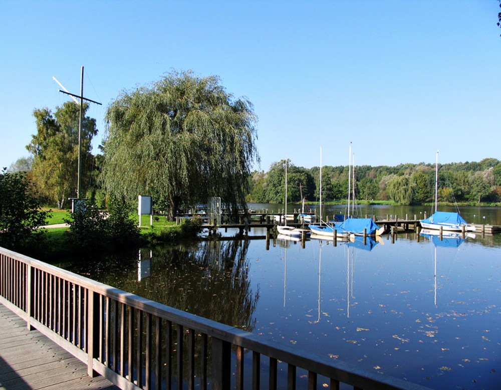 Der Bootssteg am Pröbstingsee bei Borken. An diesem liegen einige Segelboote.