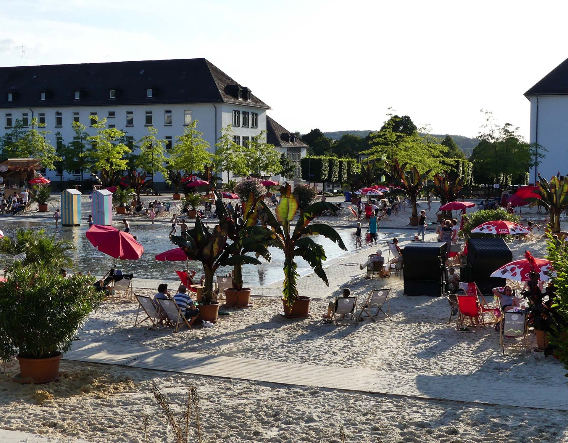 Der Himmelsspiegel im Sauerlandpark Hemer lädt als Wasserspielplatz zum Planschen ein. Drum herum befinden sich zahlreiche Strandsessel zum Entspannen.