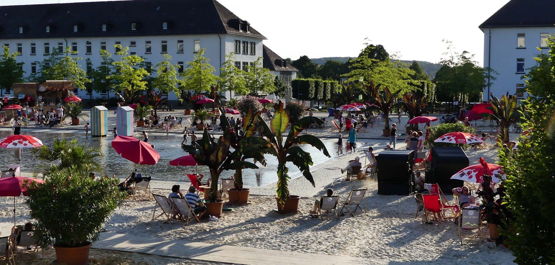 Der Himmelsspiegel im Sauerlandpark Hemer lädt als Wasserspielplatz zum Planschen ein. Drum herum befinden sich zahlreiche Strandsessel zum Entspannen.
