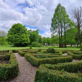 Der Kräutergarten des Kurparks Horn-Bad Meinberg im Stil alter Bauerngärten.