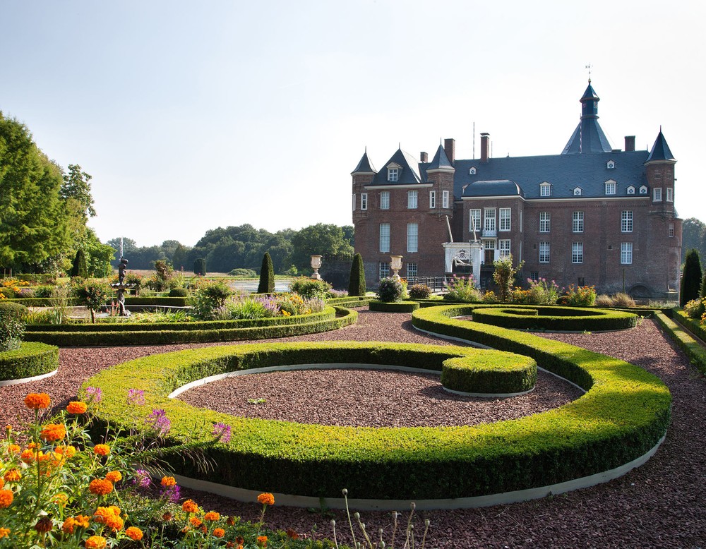 Blick über das Busquett im Park der Wasserburg Anholt. Im Hintergrund sieht man das Hauptgebäude der Burg.