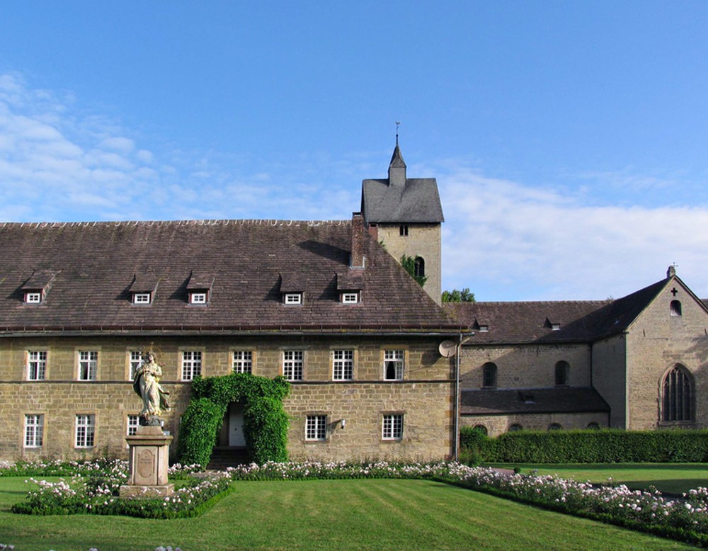 Blick auf den Nordflügel des Schlosses. Im Hintergrund steht die Kirche St. Peter und Paul.