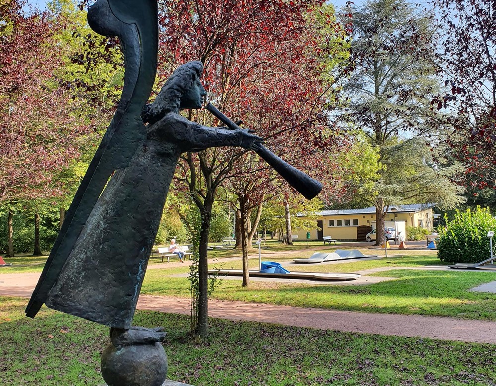 Eine bronzene Engelskulptur an der Minigolfanlage des Kurparks.