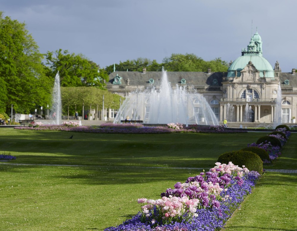 Wittekindbrunnen im Kurpark Bad Oeynhausen. Im Hintergrund sieht man den Kaiserpalais.