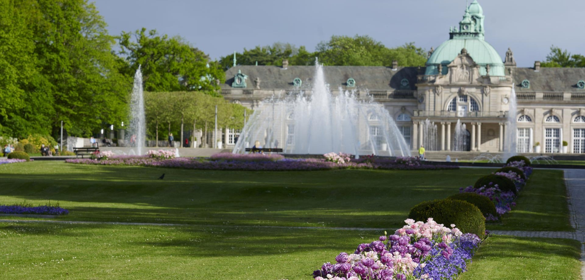 Wittekindbrunnen im Kurpark Bad Oeynhausen. Im Hintergrund sieht man den Kaiserpalais.