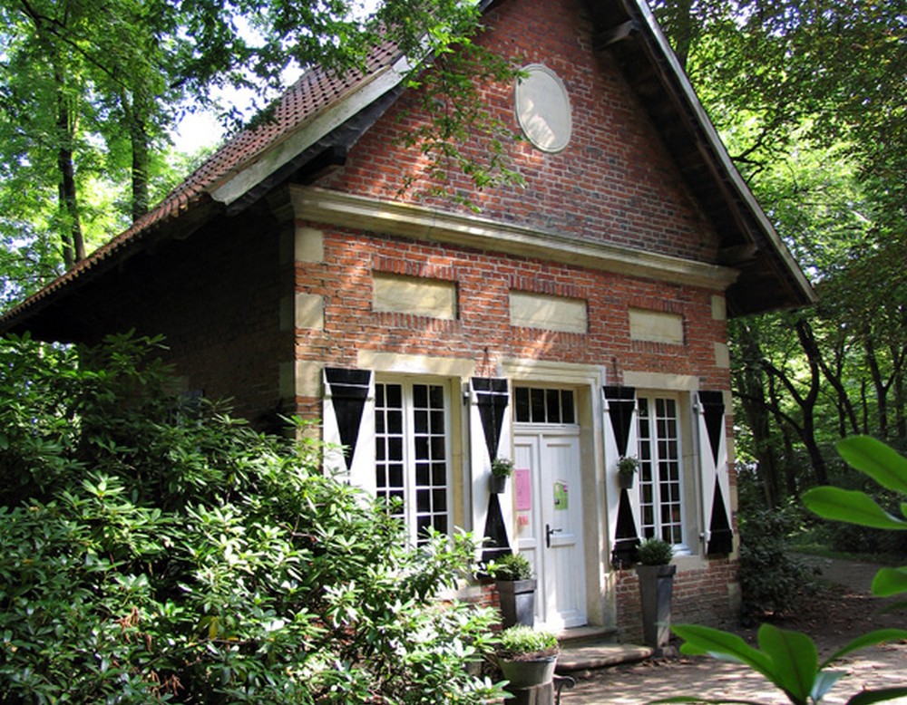 Ein Pavillon im nördlichen Teil des kleinen Lustwäldchens. Dieses sogenannte Teehäuschen im Wald befindet sich hinter Gartenanlage.