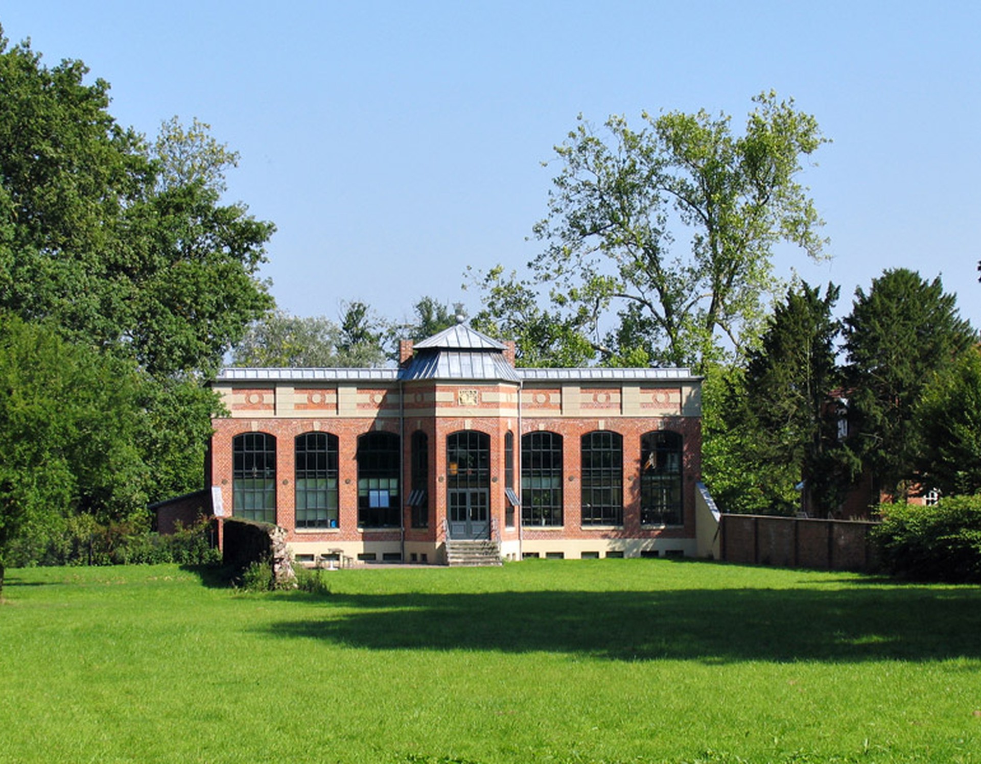 Blick auf die Orangerie des Schlosses Westerwinkel.