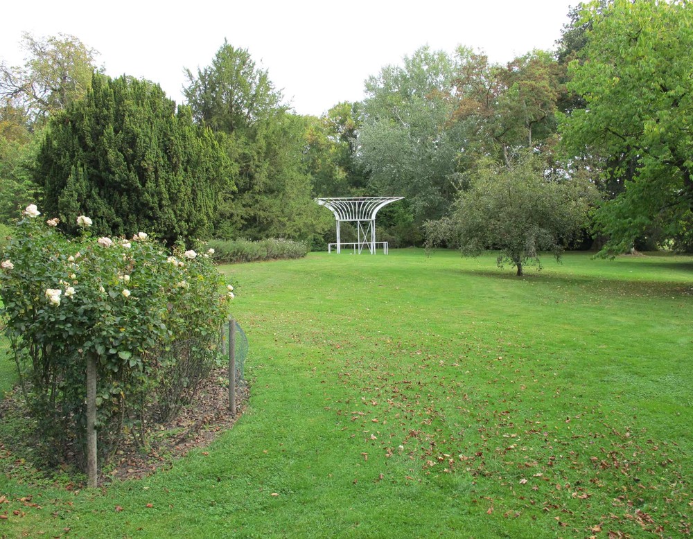 Wiese im Schlossgarten des Schlosses Wendlinghausen.