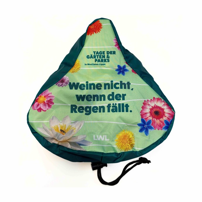 Sattelschutz "Weine nicht, wenn der Regen fällt" "Tage der Gären und Parks in Westfalen-Lippe" (vergrößerte Bildansicht wird geöffnet)
