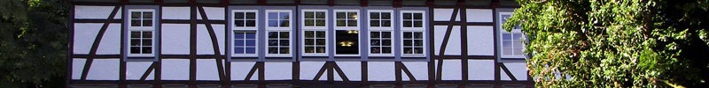 Frontansicht des Mallinckrodthofs in Borchen. Dieses Fachwerkhaus wurde auf den Fundamenten eines Vorgängerbaus errichtet