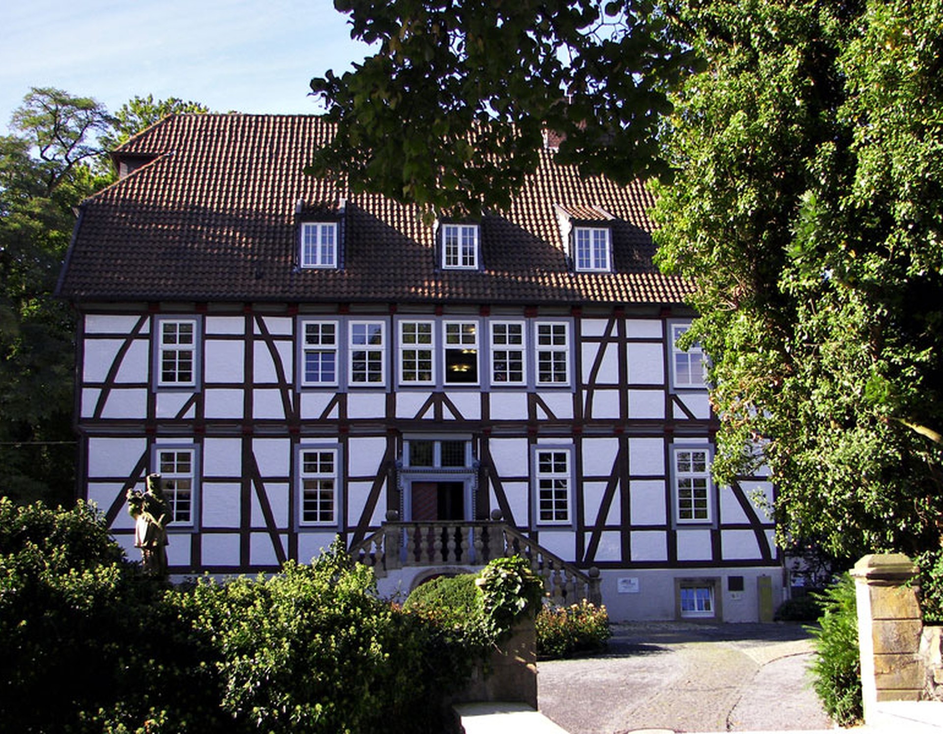 Frontansicht des Mallinckrodthofs in Borchen. Dieses Fachwerkhaus wurde auf den Fundamenten eines Vorgängerbaus errichtet