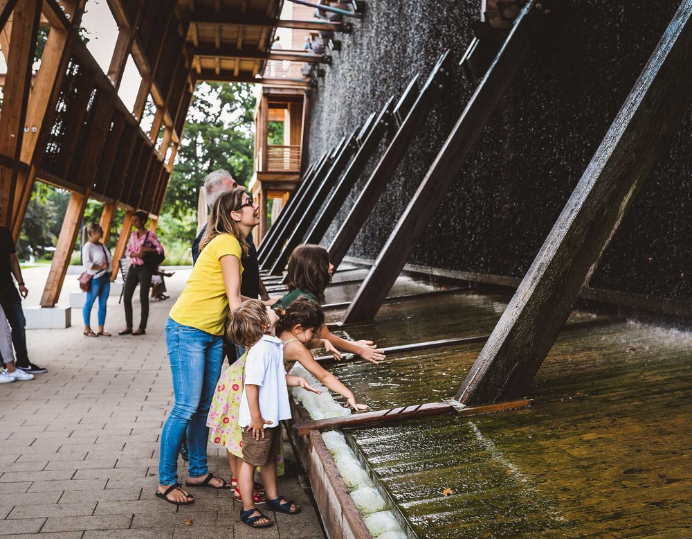 Eine Familie mit Kindern erkundet das Erlebnisgradierwerk des Kurparks Bad Sassendorf.