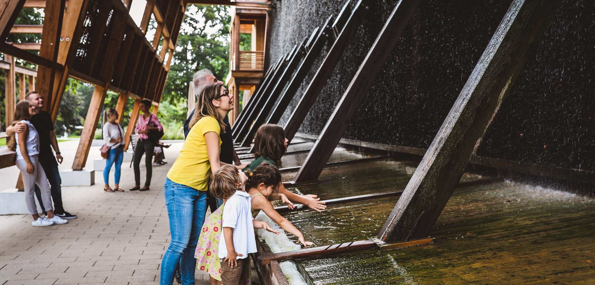 Eine Familie mit Kindern erkundet das Erlebnisgradierwerk des Kurparks Bad Sassendorf.