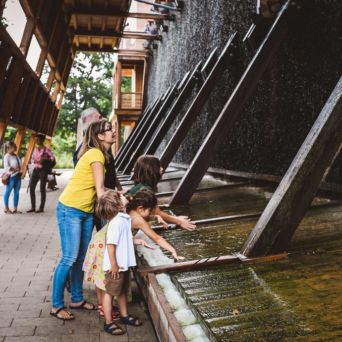 Eine Familie mit Kindern erkundet das Erlebnisgradierwerk des Kurparks Bad Sassendorf. (öffnet vergrößerte Bildansicht)