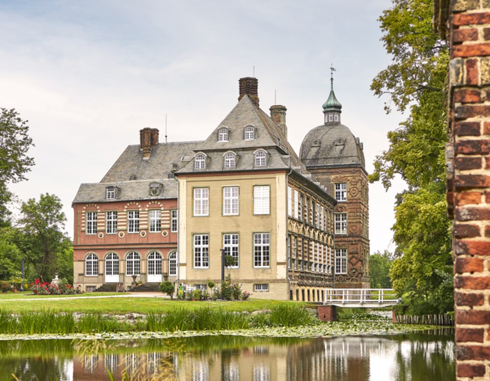 Lippetal Schloss Hovestadt. Blick über die Gräfte. Sie umgibt die komplette Anlage des Schlosses.