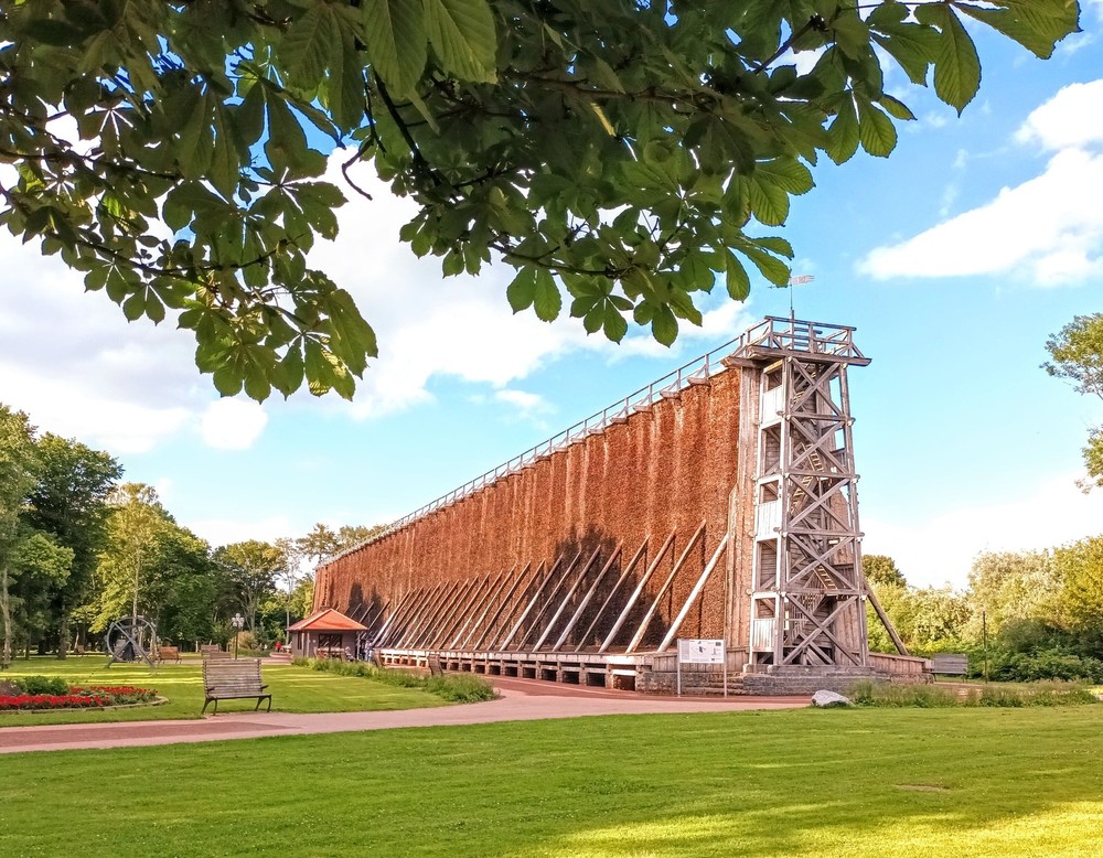 Das große Gradierwerk im Kurpark von Bad Westernkotten