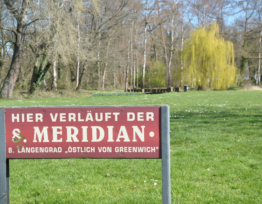 Warendorf, Emsseepark, Schild: "Hier verläuft der 8. Meridian, 8. Längengrad östlich von Greenwich".