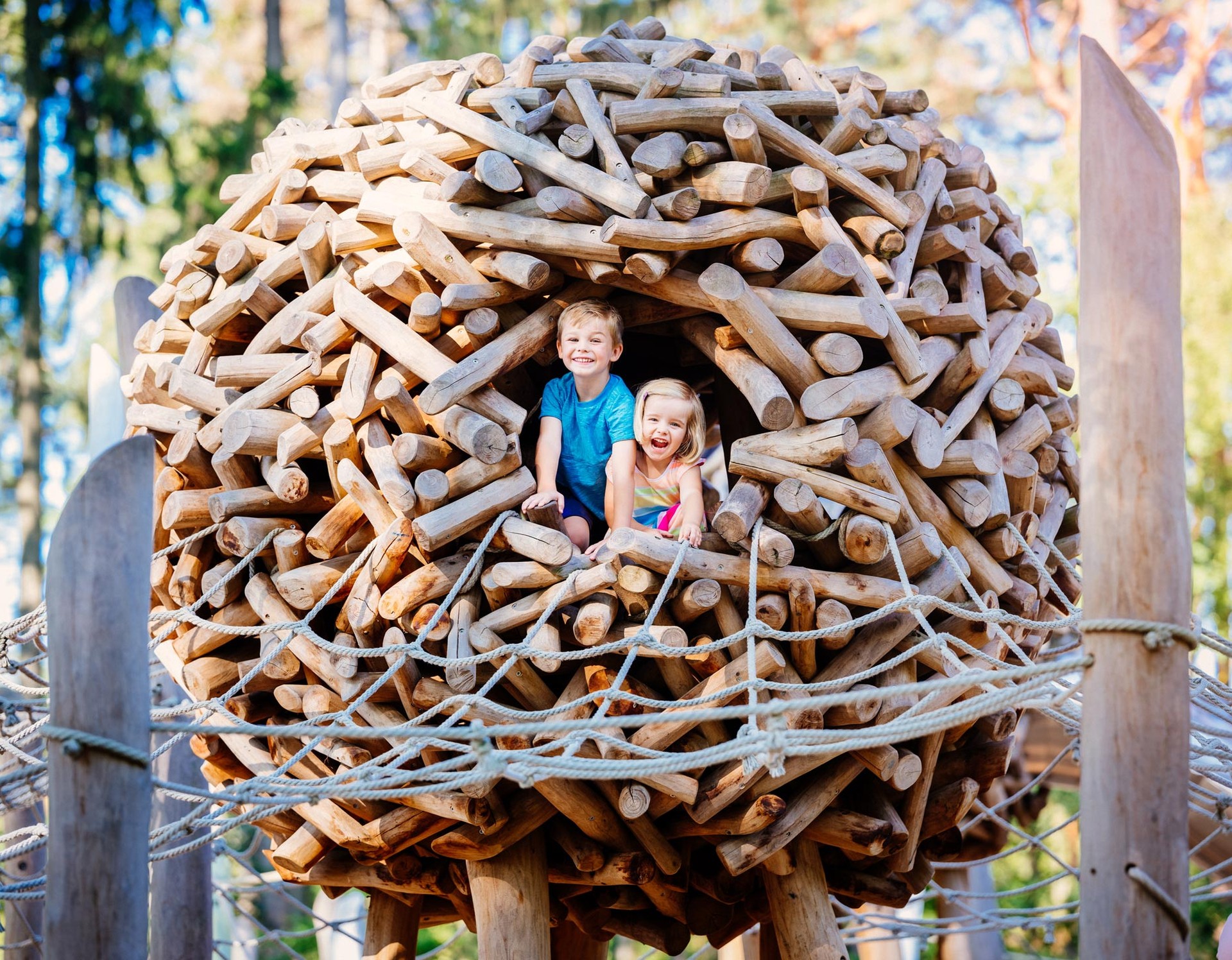 Ein Kokon aus Holz, in dem Kinder spielen können. Er befindet sich auf dem Waldspielplatz "Elfenheim" im Gartenschaupark Bad Lippspringe.