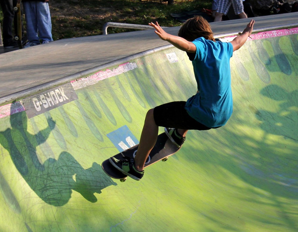 Ein Skater im Rollpark des Sauerlandparks Hemer.