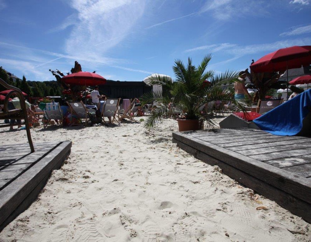 Der Strandgarten am Himmelsspiegel mit zahlreichen Strandliegen.