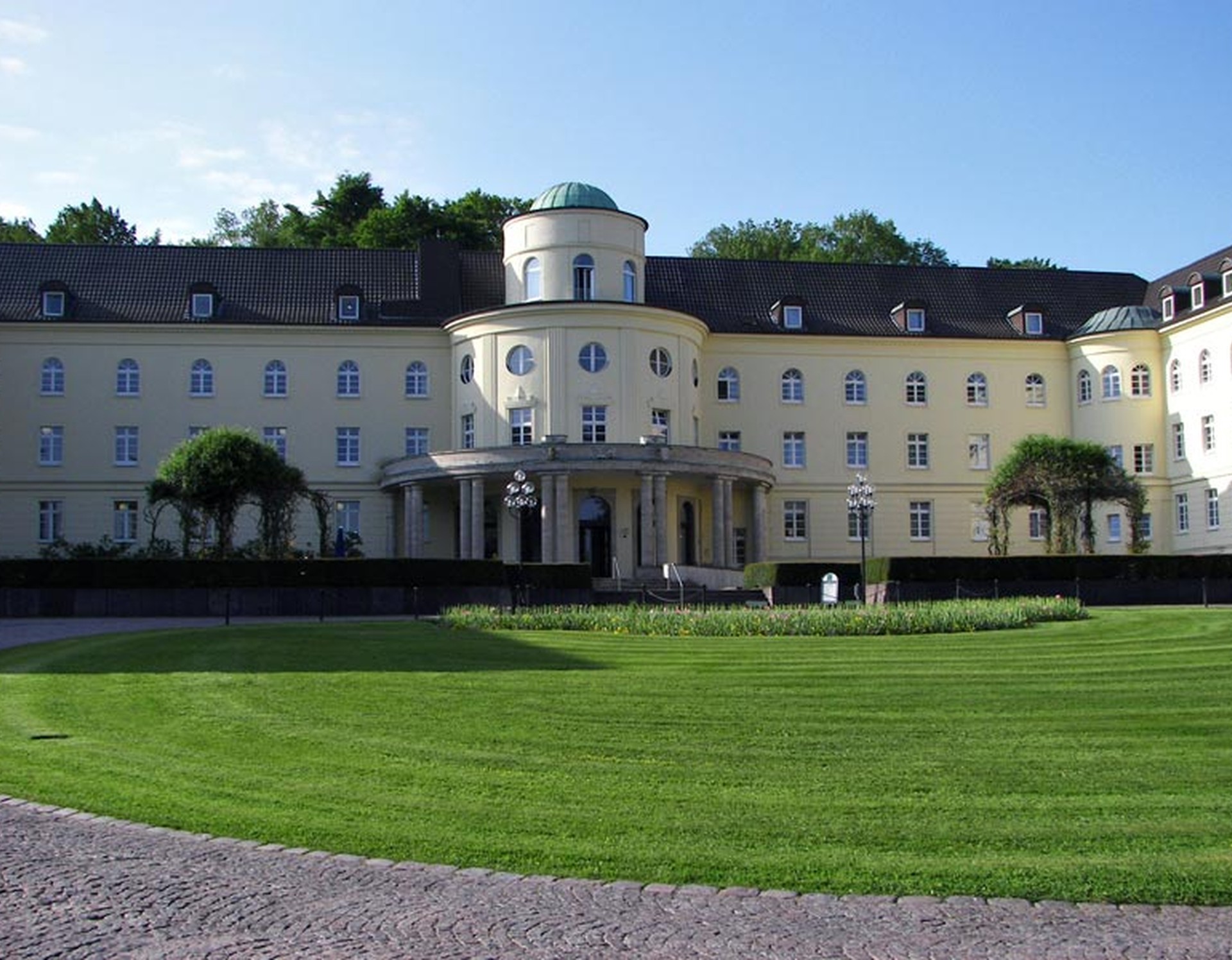 Das historische Kurhaus im Kurpark Bad Hermannsborn in Bad Driburg. Der Bau wurde 1925 abgeschlossen und eingeweiht.