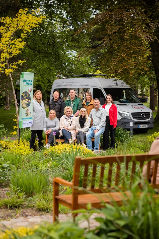 Symbolische Gewinnübergabe des Jugend-Umwelt-Mobils an den Essener "Park Bodelschwingh-Haus des Ev. Johanneswerkes" Symbolische Gewinnübergabe des Jugend-Umwelt-Mobils an den Essener "Park Bodelschwingh-Haus des Ev. Johanneswerkes"